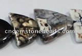 CNG2527 15.5 inches 15*20mm - 20*25mm triangle agate beads