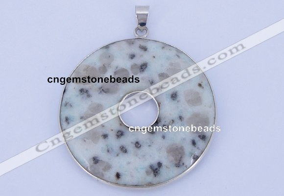 NGP615 5pcs 6*41mm kiwi stone with brass setting donut pendants